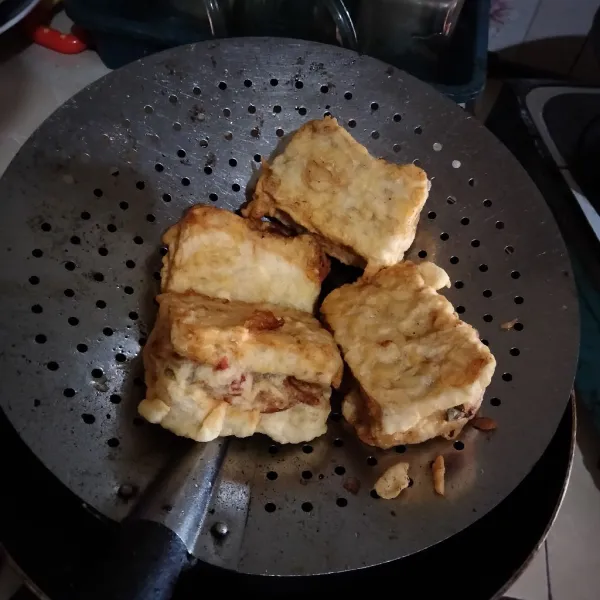 Panaskan minyak, gunakan api sedang. Goreng tempe hingga kecoklatan, lalu tiriskan. Siap disajikan.