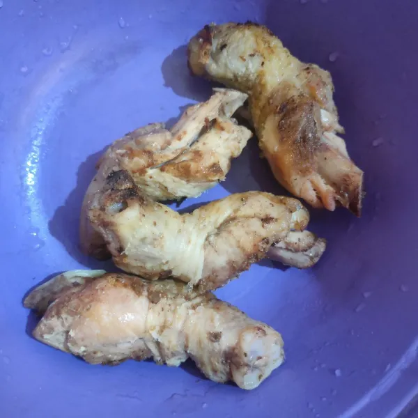 Goreng ayam hingga berkulit.