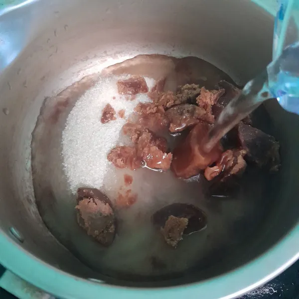 Tambahkan air dan masak sampai mendidih dan gula larut.
