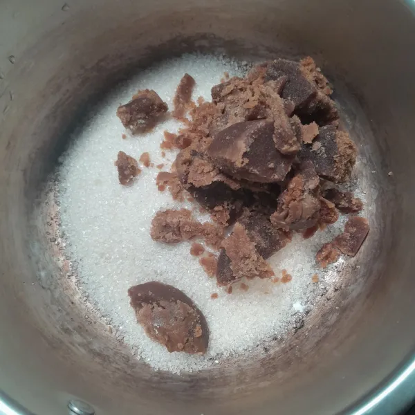Masukkan ke dalam panci gula pasir dan gula merah.
