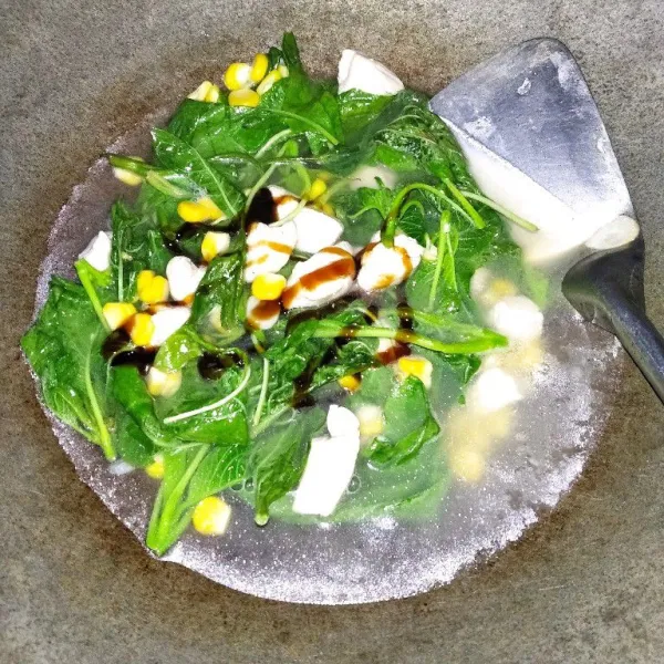 Beri garam dan saos tiram.