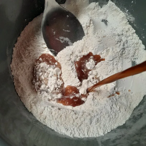 Tambahkan air gula yang sudah dingin ke dalam tepung, aduk rata dan diamkan selama 30 menit.