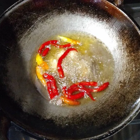 Goreng cabe, bawang merah, bawang putih, kencur dan terasi.
