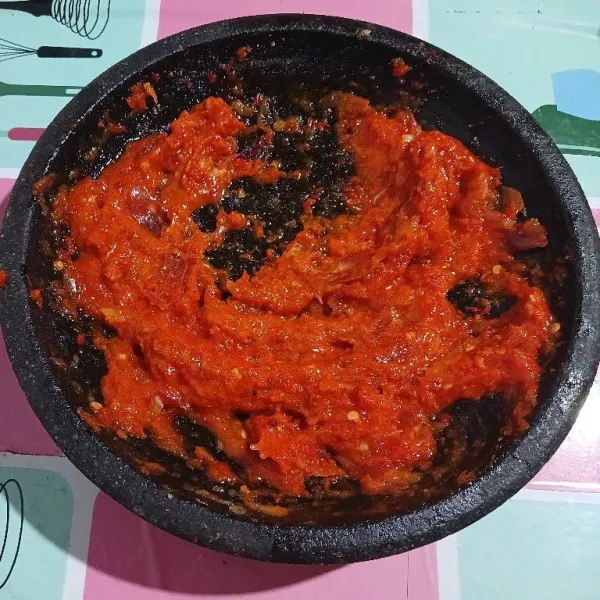 Haluskan bahan bumbu halus.