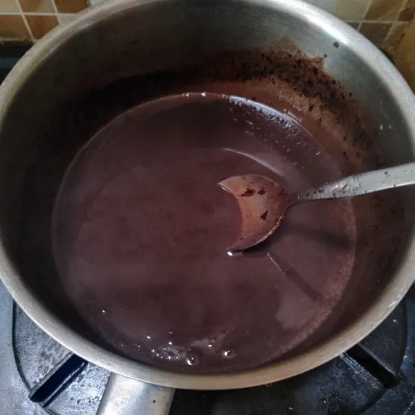 Membuat ganache: Campur semua bahan ke dalam panci, bubuk agar ,gula pasir, susu dan dark cokelat. Masak sampai adonan tercampur rata dan cokelat meleleh.