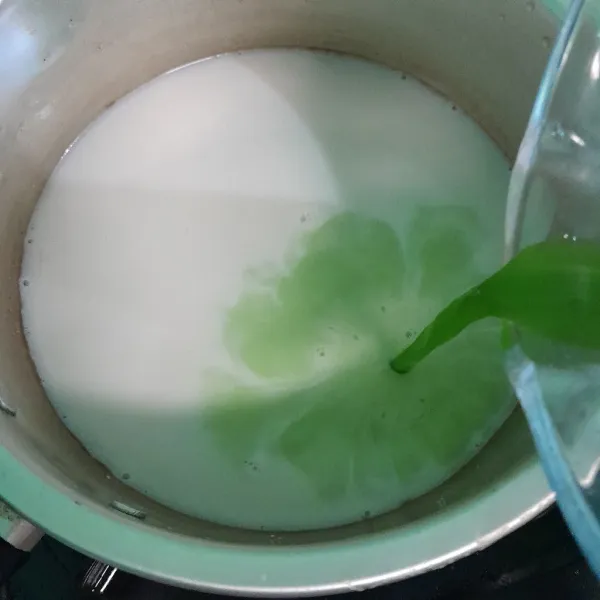 Masukkan ke dalam panci, santan dan jus daun pandan yang sudah disaring.