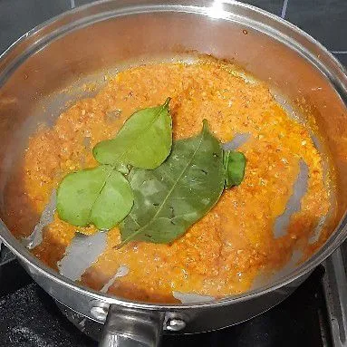 Panaskan minyak secukupnya kemudian tumis bumbu halus bersama daun jeruk dan salam hingga wangi.
