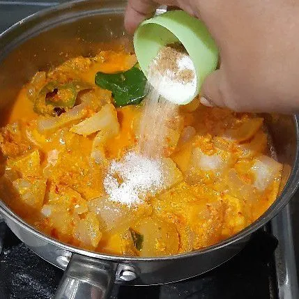 Masukkan garam, gula dan kaldu bubuk, aduk rata.