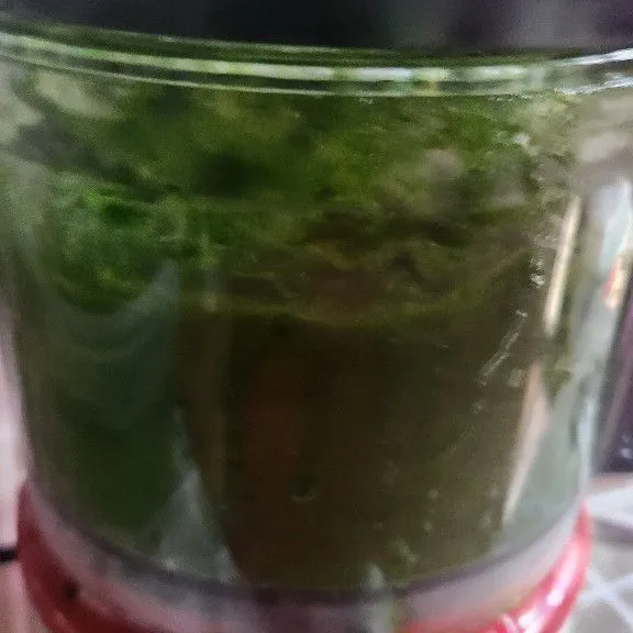 Blender daun pandan dengan air, saring, dan sisihkan