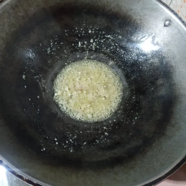 Tumis bumbu halus sampai matang & harum.
