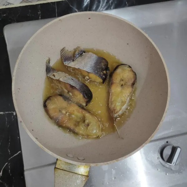 Goreng ikan hingga matang kecoklatan.