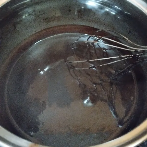 Masak vla: dalam panci masukkan air dan kental manis masak sampai mendidih dan sambil di aduk-aduk lalu masukkan coklat batang yg sudah di potong-potong, aduk merata sampai mencair, lalu tambahkan margarin cair.Aduk rata.Terakhir masukkan larutan tepung maizena aduk cepat sampai meletup-mletup angkat biarkan uap panasnya hilang.