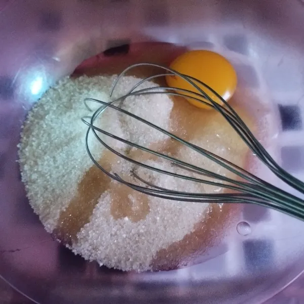 Kita panaskan dulu panci kukusan ya. sambil kita kocok gula pasir dan telur sampai tercampur rata.saya pake whisk ya.