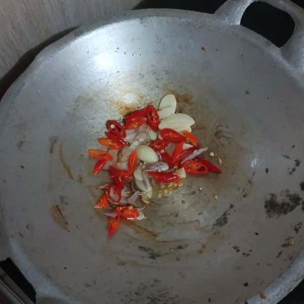 Lalu setelah itu baru masukkan cabe merah dan cabe keriting.