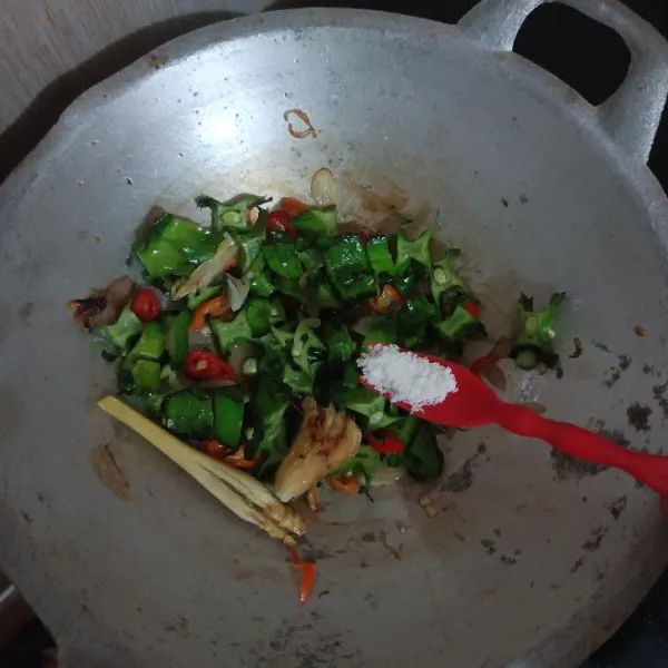 Tambahkan saus tiram, kecap ikan, garam dan lada. Oseng dan cicipi rasanya.