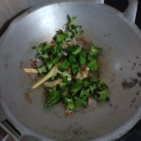 Tambahkan kecipir. oseng merata.