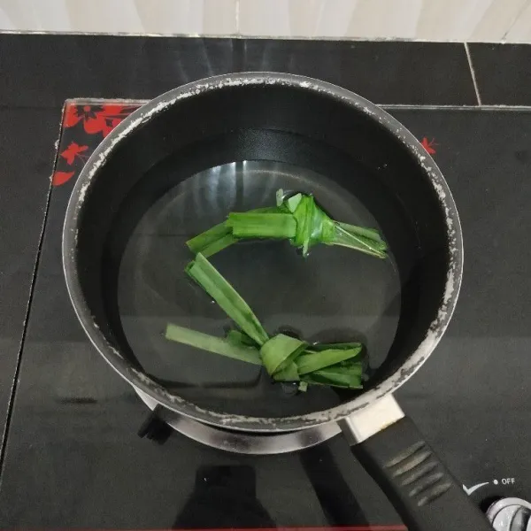 Rebus air dan daun pandan di dalam panci hingga mendidih.