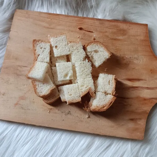 Potong dadu roti tawar.