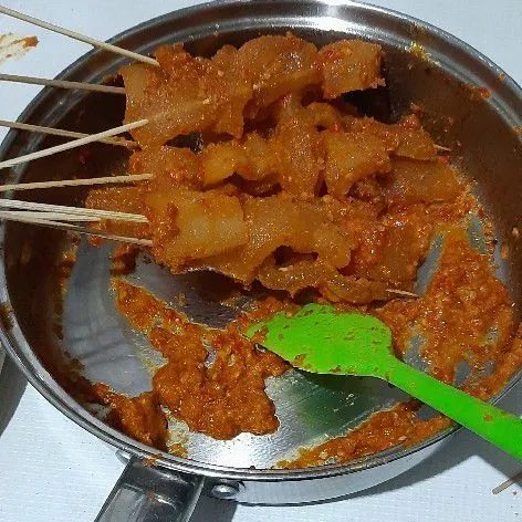 Kemudian tusuk dengan tusukan sate lalu sajikan.