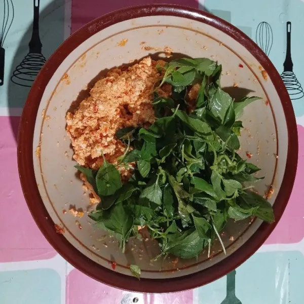 Beri daun kemangi.