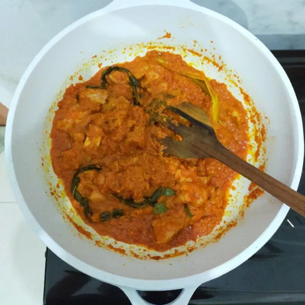 Kemudian masukkan tetelan daging sapi, aduk rata hingga berubah warna.