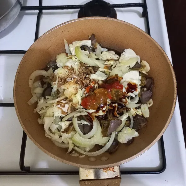 Beri sedikit air kecap asin, kecap manis, kecap ikan dan sambal rawit.