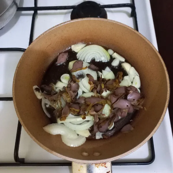Masukan irisan tipis ampela ayam goreng.
