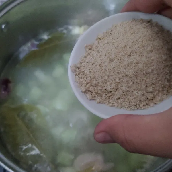 Masukkan bumbu lodeh bubuk siap pakai, tambahkan garam dan gula aduk rata.