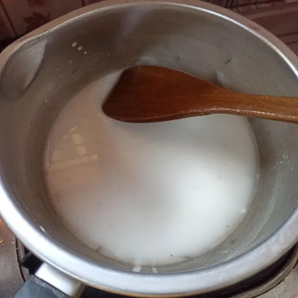 Masukkan bahan A ke dalam panci, tepung tapioka, garam, kaldu bubuk, lada bubuk dan air lalu aduk hingga tercampur rata.