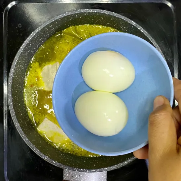 Tambahkan telur rebus.