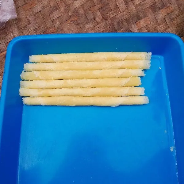 Lanjutkan hingga semua kulit lumpia.