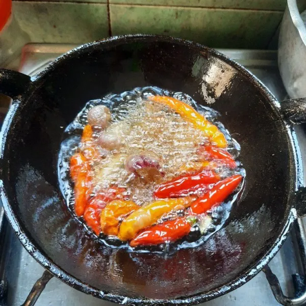 Goreng semua bumbu sampai layu.