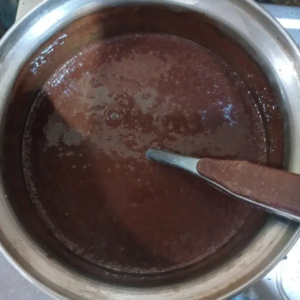 Masak di atas api kecil sambil diaduk terus hingga mendidih. Matikan api.