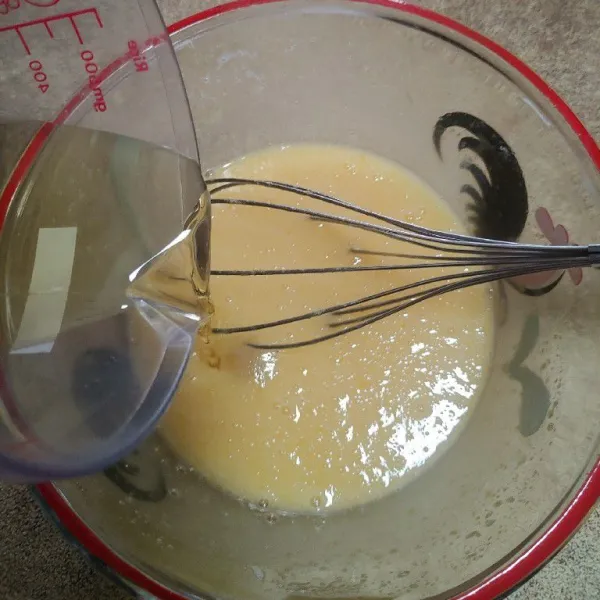 Kemudian tuang minyak goreng sambil diaduk-aduk agar tercampur rata.