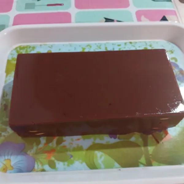 Diamkan hingga membeku. Masukkan kulkas agar lebih padat. Keluarkan dari cetakan.