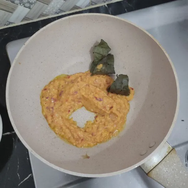 Tumis bumbu yg sudah dihaluskan tambahkan daun salam masak hingga harum.