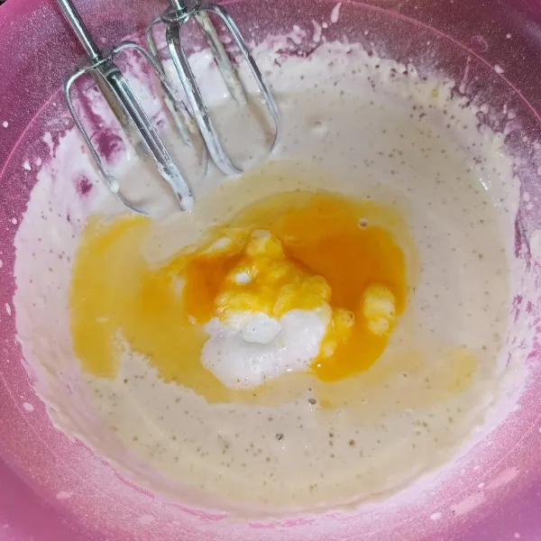 Masukkan telur dan baking powder, kocok lagi sampai tercampur rata, lalu tutup dan diamkan adonan selama 1 jam.