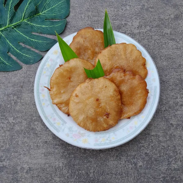 Tata di piring, siap disajikan.