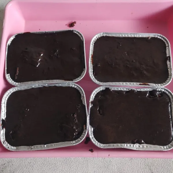 Tuang ganache di atas brownies, tunggu sampai set lalu masukkan ke dalam kulkas.
