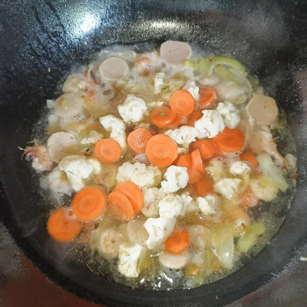 Tuang air dan setelah mendidih masukkan kembang kol dan wortel.
