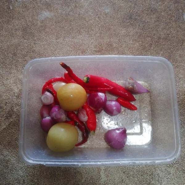 Siapkan bahan sambal dan cuci hingga bersih.