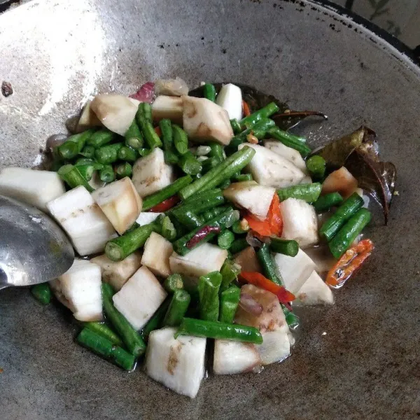 Masukkan garam dan kaldu bubuk secukupnya. Tambahkan sedikit air. Masak sampai sayuran matang. Koreksi rasa.