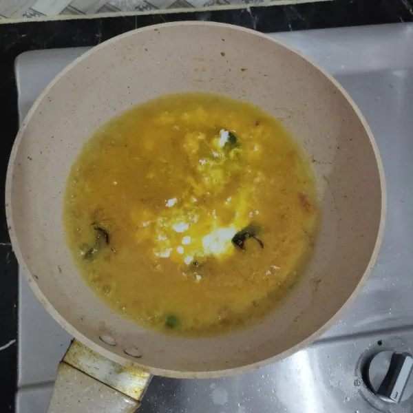 Tambahkan air dan juga santan masak hingga mendidih.
