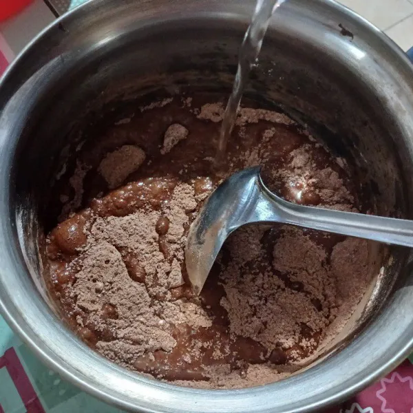 Masukkan semua bahan kecuali biskuit ke dalam panci. Beri air, aduk rata.