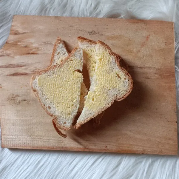 Olesi merata dengan margarin.