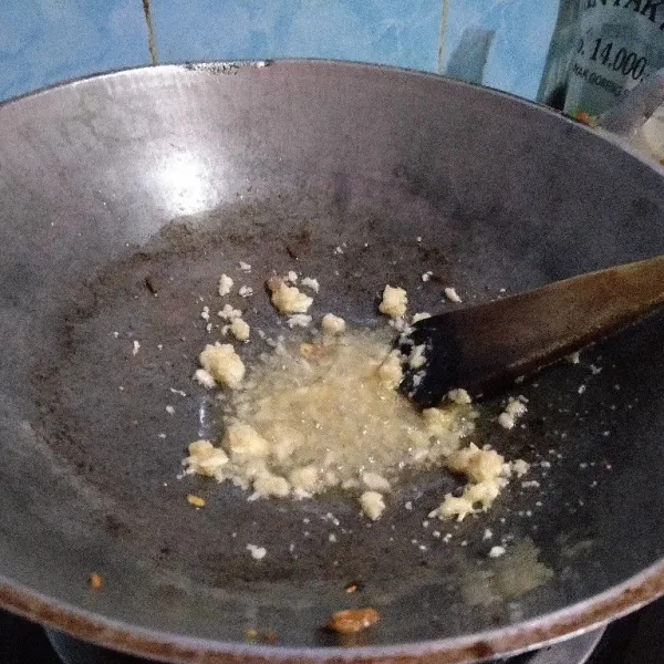 Tumis bumbu halus sampai wangi.