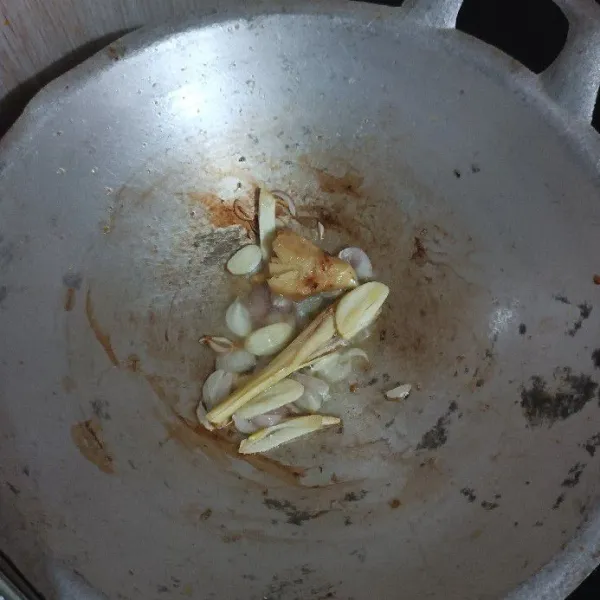 Masukkan laos dan sereh.