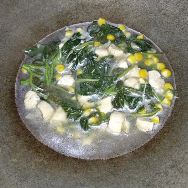 Aduk rata, koreksi rasa dan sajikan.