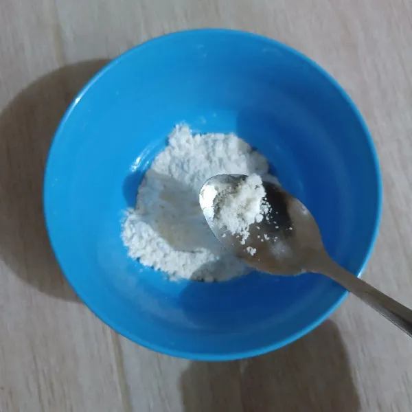 Tambahkan garam dan lada.