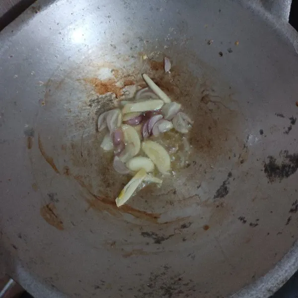 Tumis bawang merah dan putih sampai harum.